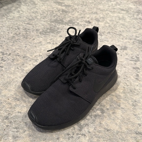 Nike Roche black on black sneakers. Size 7 - Picture 2 of 6